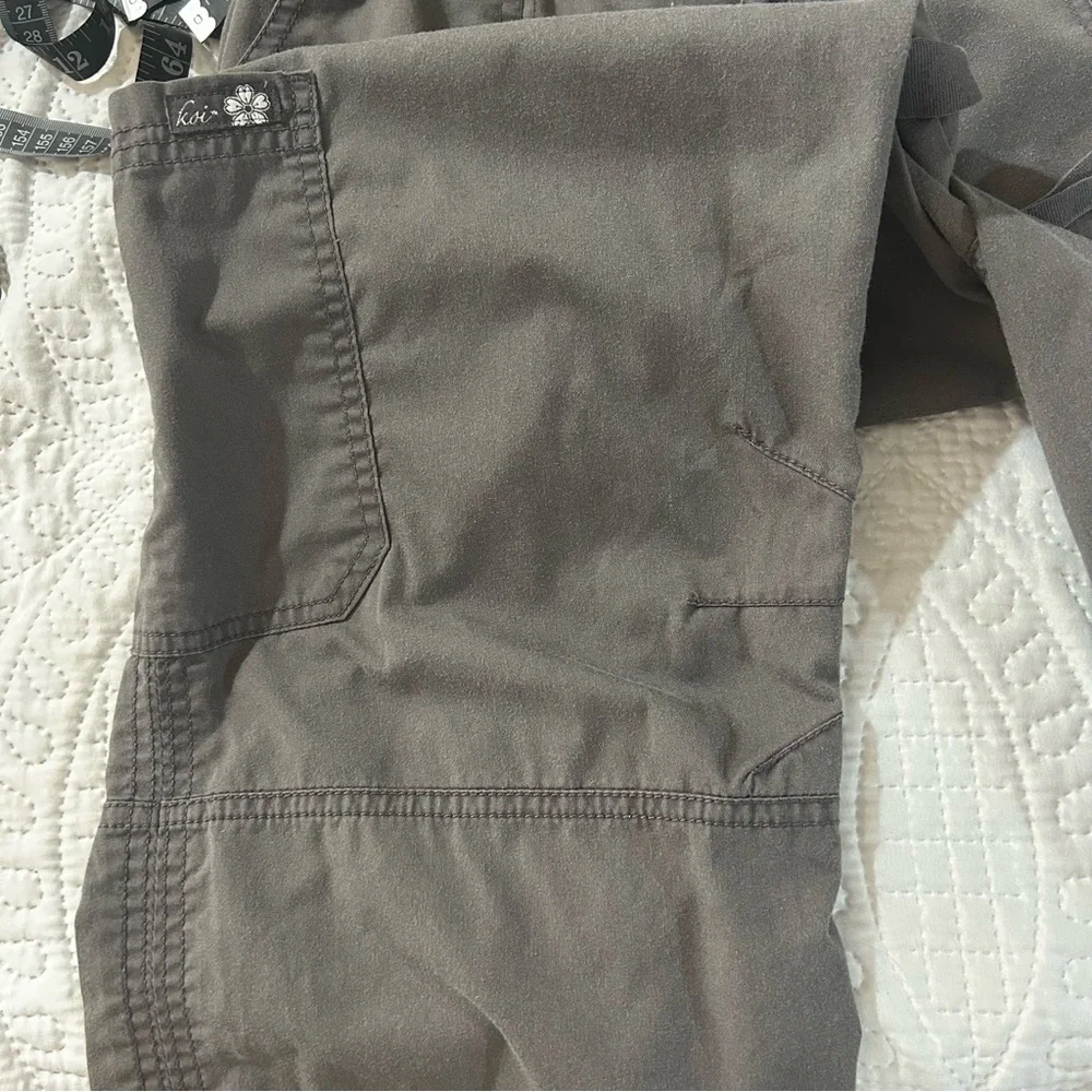 Koi by Kathy Peterson Gray Cargo Capri Pants Size Large Petite - Picture 4 of 11